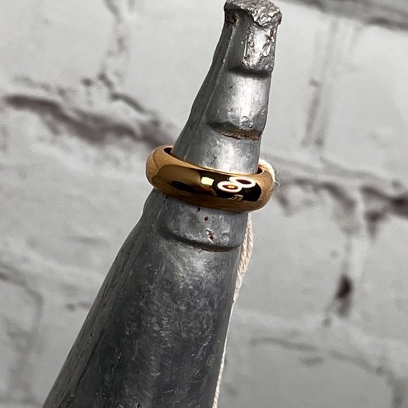 Club Monaco Ring Gold Tone Band size 5 Signed Logo NWT - Picture 6 of 6